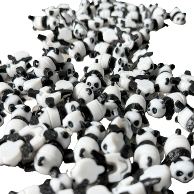 Eine Ansammlung von kleinen, schwarzen und weißen Panda-Figuren.
