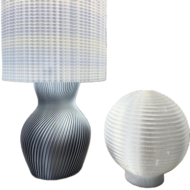 Zwei moderne Lampen: eine mit gewelltem Lampenschirm und eine runde Tischlampe.