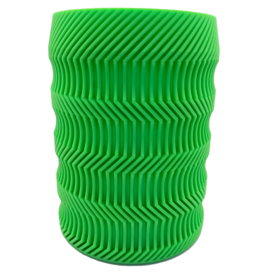 Heller grüner Becher mit wellenförmigem Muster.